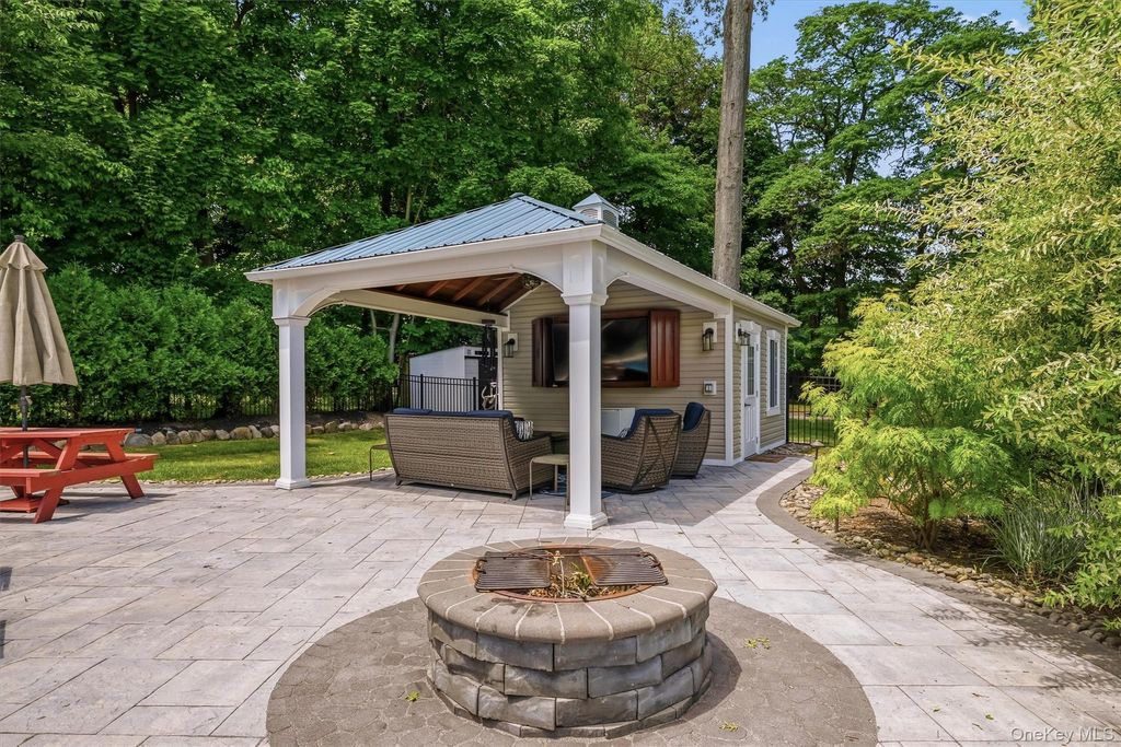 Photo of 6 Biret Drive, Airmont, NY 10952 (MLS # 1012603)