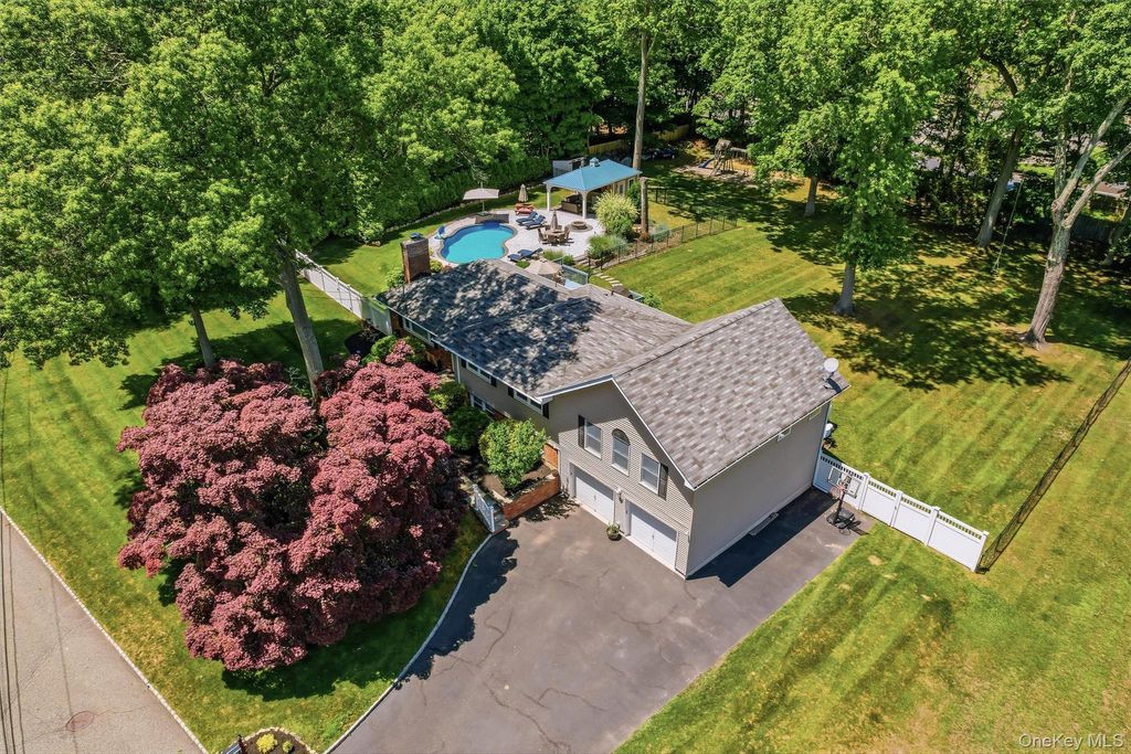 Photo of 6 Biret Drive, Airmont, NY 10952 (MLS # 1012603)