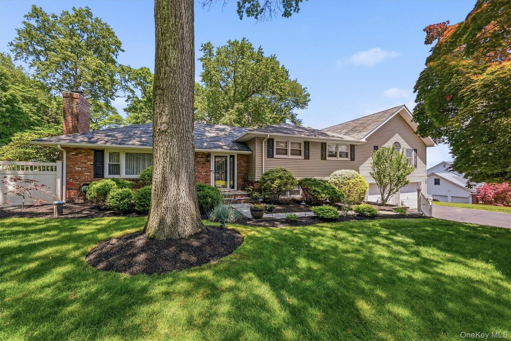 Photo of 6 Biret Drive, Airmont, NY 10952 (MLS # 1012603)