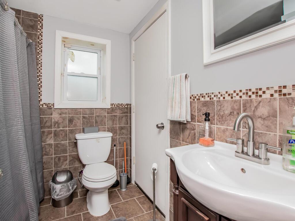 34 New Hampshire Avenue, Bay Shore, New York image 17