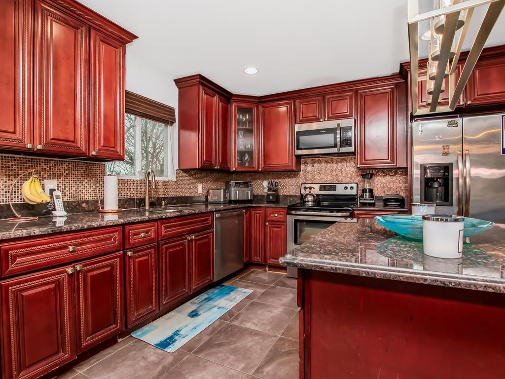 34 New Hampshire Avenue, Bay Shore, New York image 9