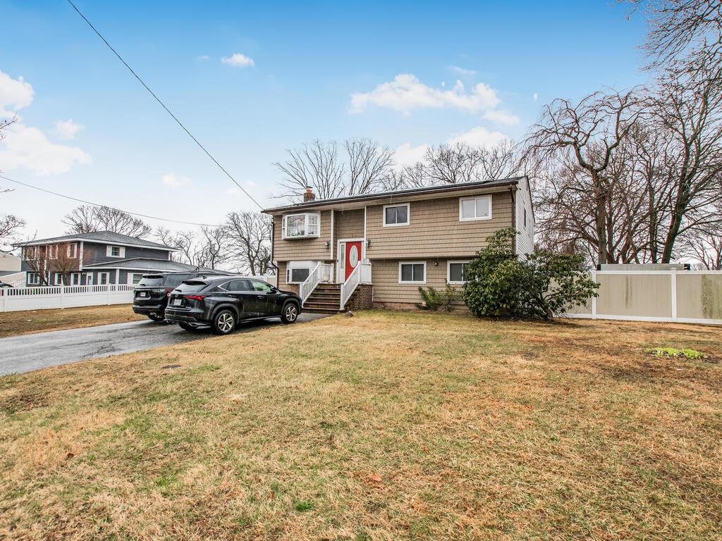 34 New Hampshire Avenue, Bay Shore, New York image 2