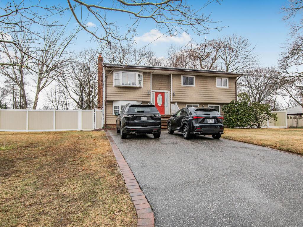 34 New Hampshire Avenue, Bay Shore, New York image 3