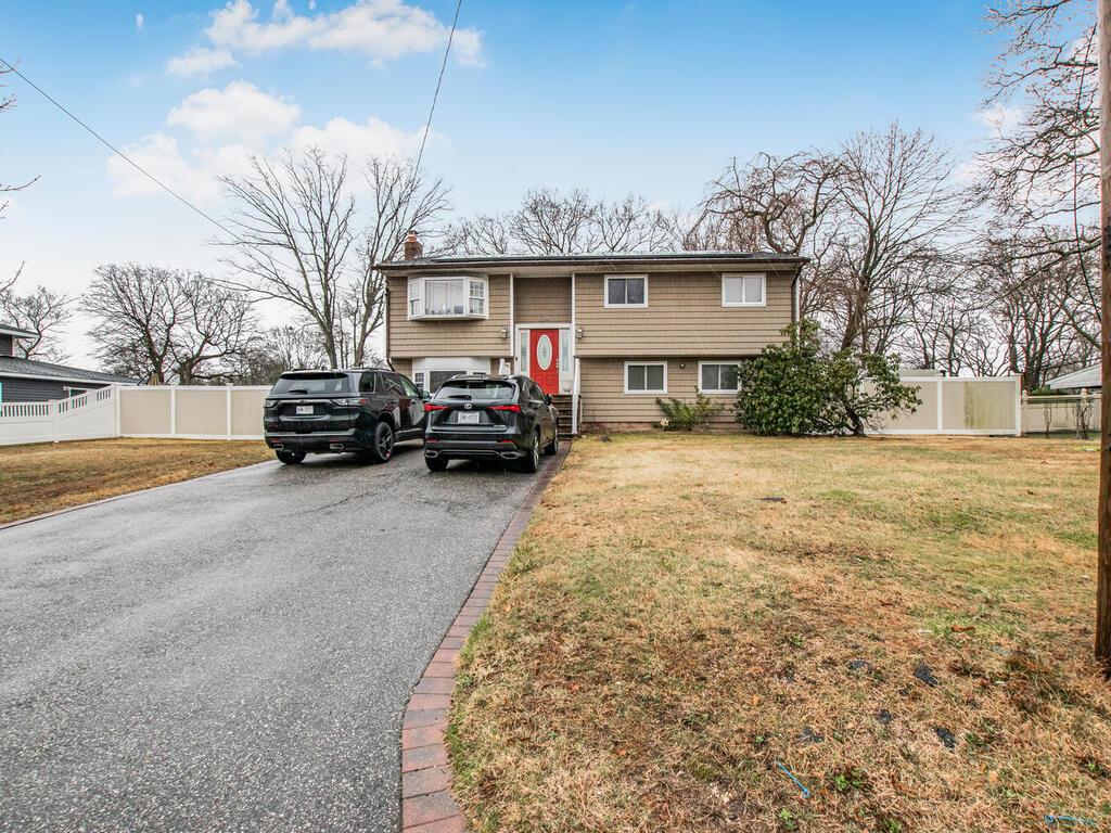 34 New Hampshire Avenue, Bay Shore, New York image 1