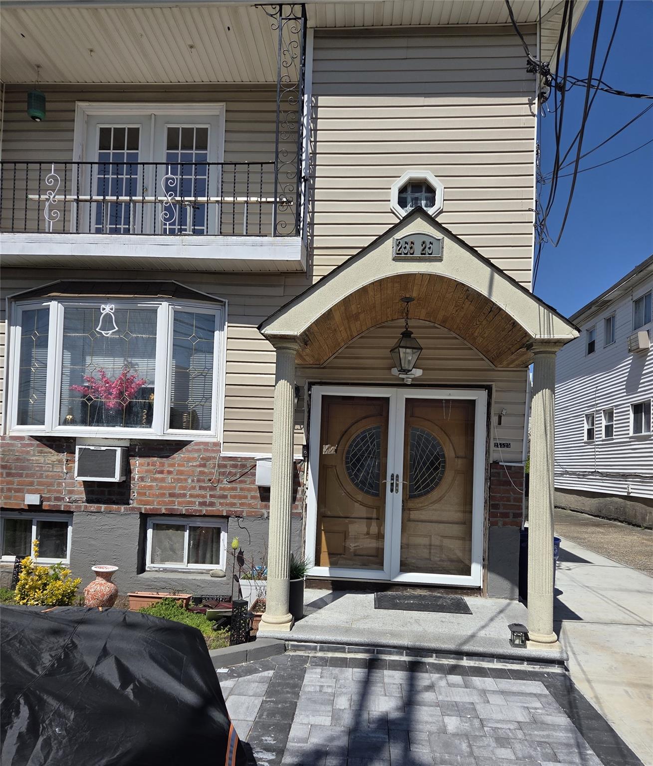 149th Road 2nd Floor, Rosedale, Queens, NY - 3 Bedrooms  
2 Bathrooms  
6 Rooms - 