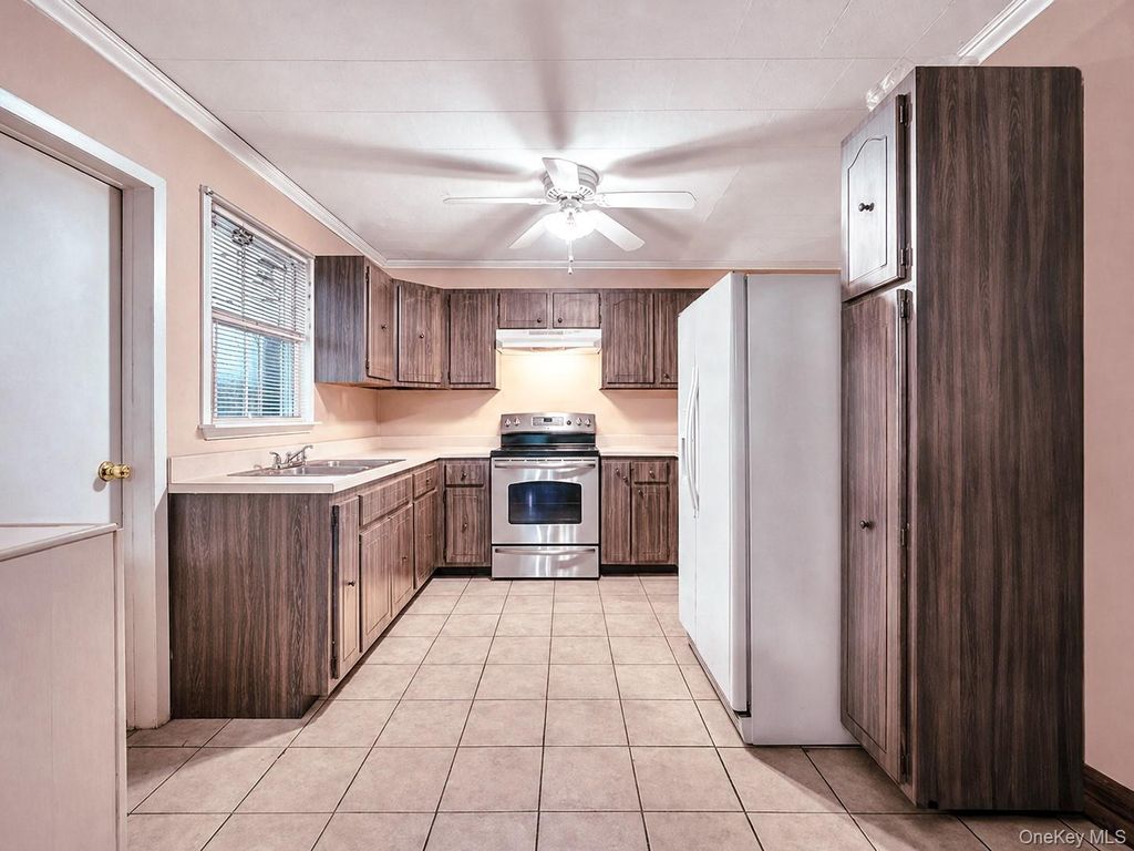 Photo of 246 15th St, West Babylon, NY 11704 (MLS # 953449)