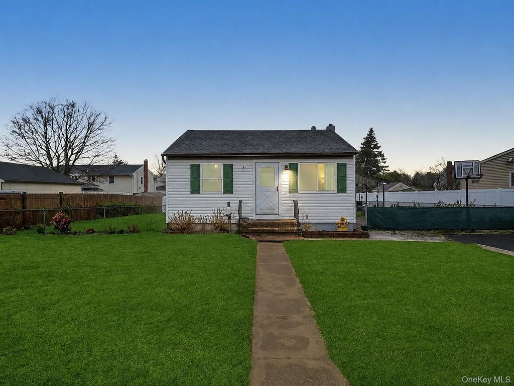 Photo of 246 15th St, West Babylon, NY 11704 (MLS # 953449)