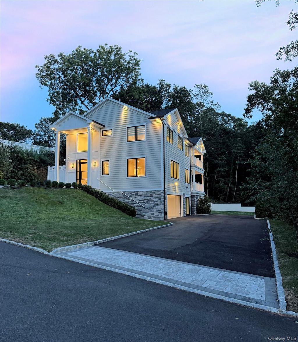Photo of 2 Arthur Place, Woodbury, NY 11797 (MLS # 898180)