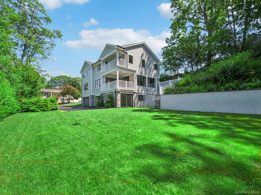 Photo of 2 Arthur Place, Woodbury, NY 11797 (MLS # 898180)