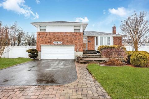 Homes For Sale - 43 Maplewood Drive<br/> Plainview, NY 11803