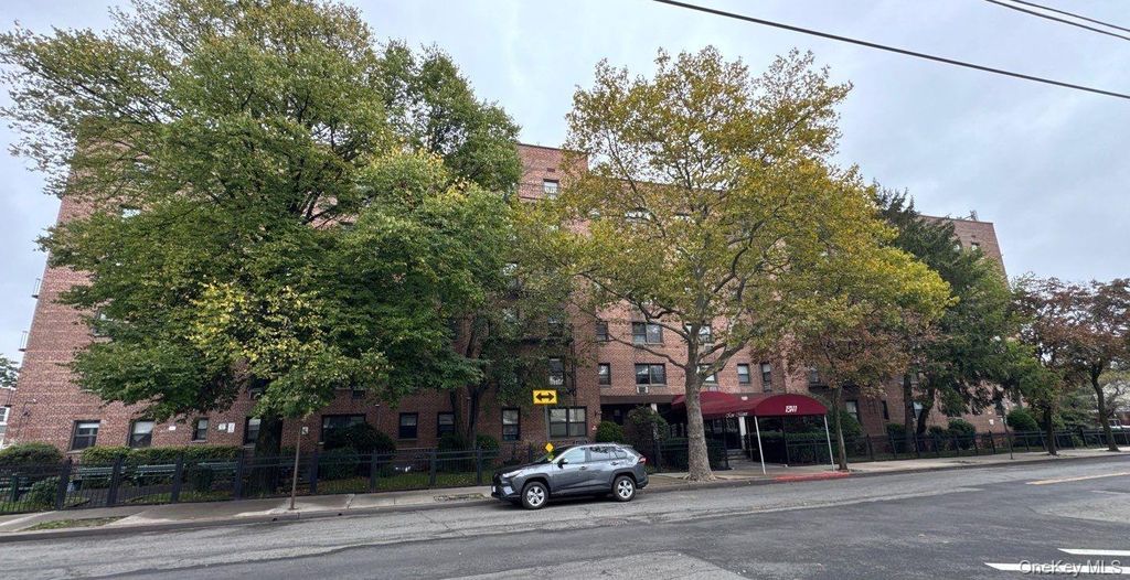 Photo of 131-11 Kew Gardens Road #2M, Richmond Hill, NY 11418 (MLS # 935539)