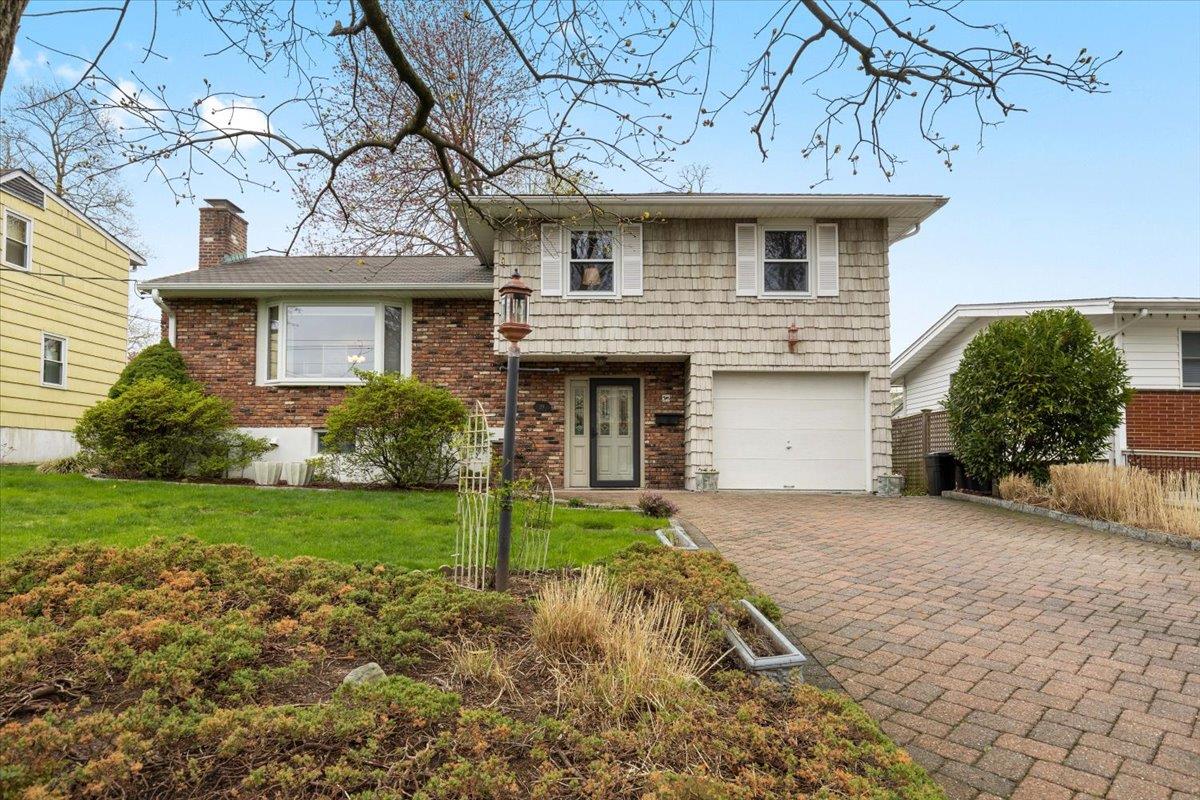 Mohawk Road, Yonkers, New York - 3 Bedrooms  
2 Bathrooms  
7 Rooms - 