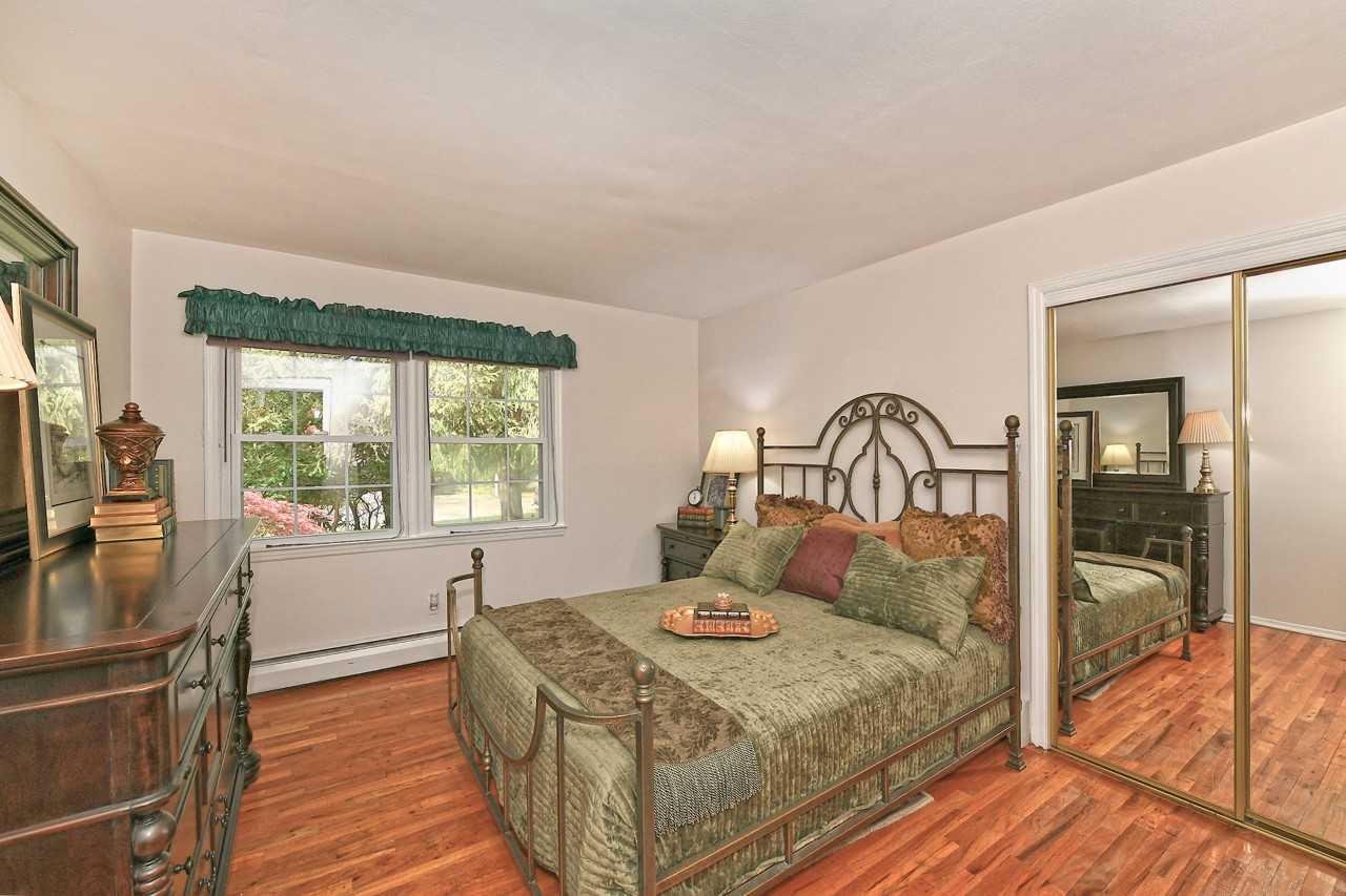 2 Glen Hill Court, Dix Hills, New York image 11