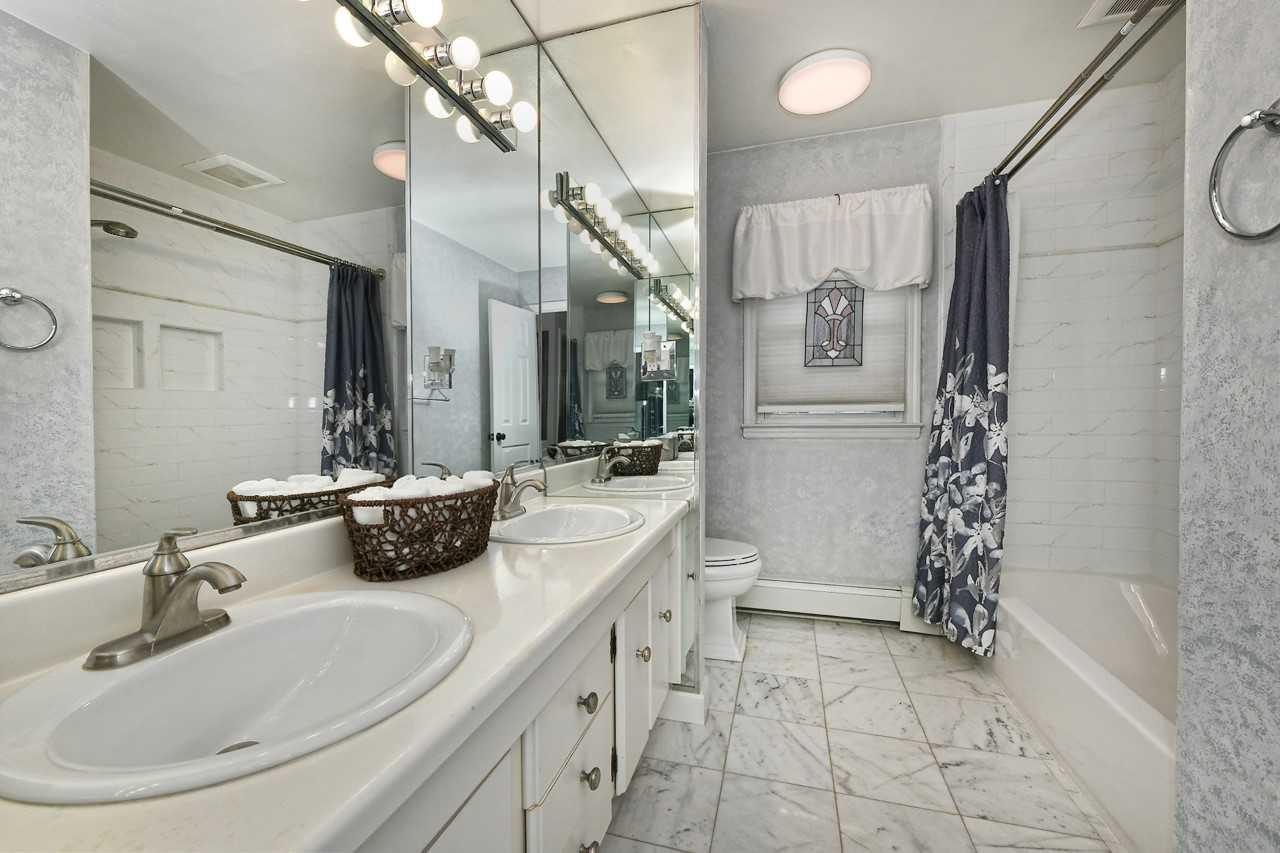 2 Glen Hill Court, Dix Hills, New York image 13