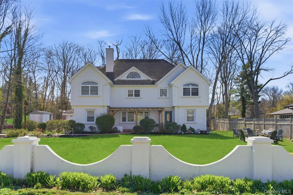 Photo of 12 Cannon Court, Huntington, NY 11743 (MLS # 959607)