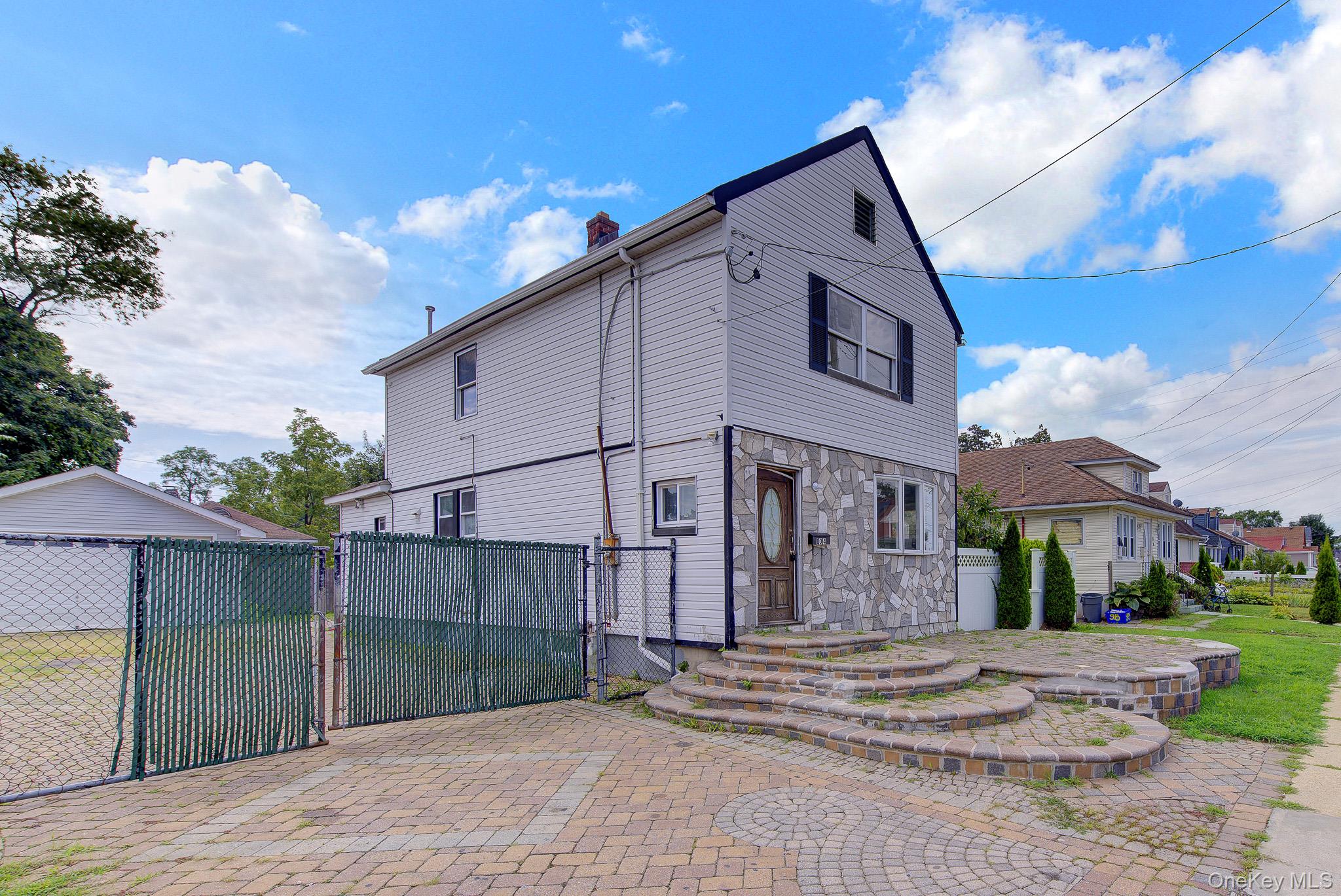 104 E Pennywood Avenue