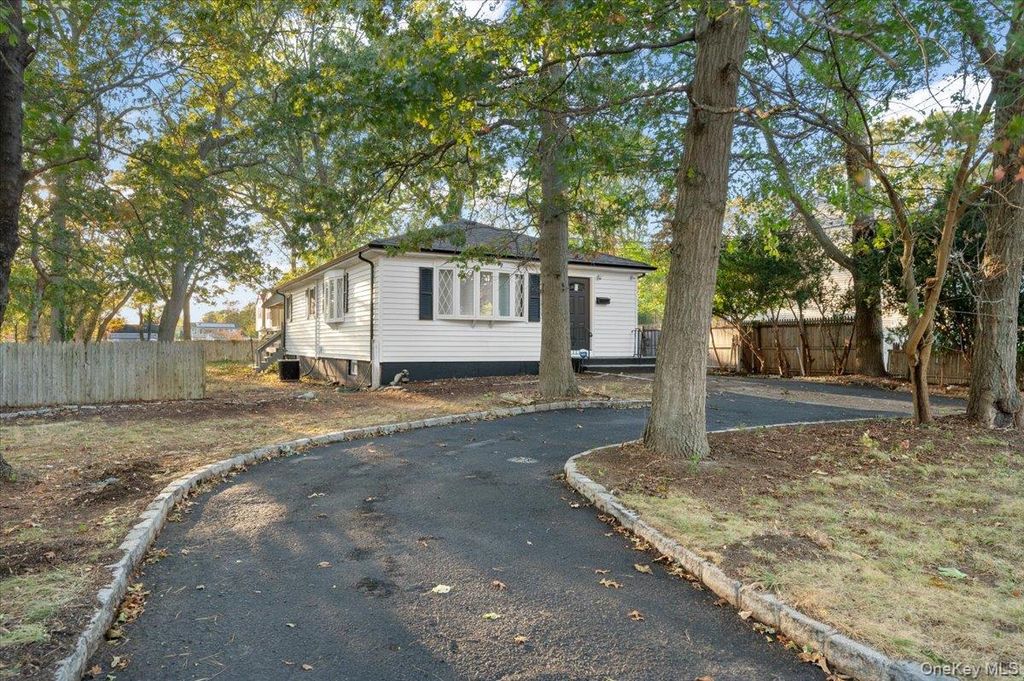 Photo of 1358 Saxon Avenue, Bay Shore, NY 11706 (MLS # 921821)