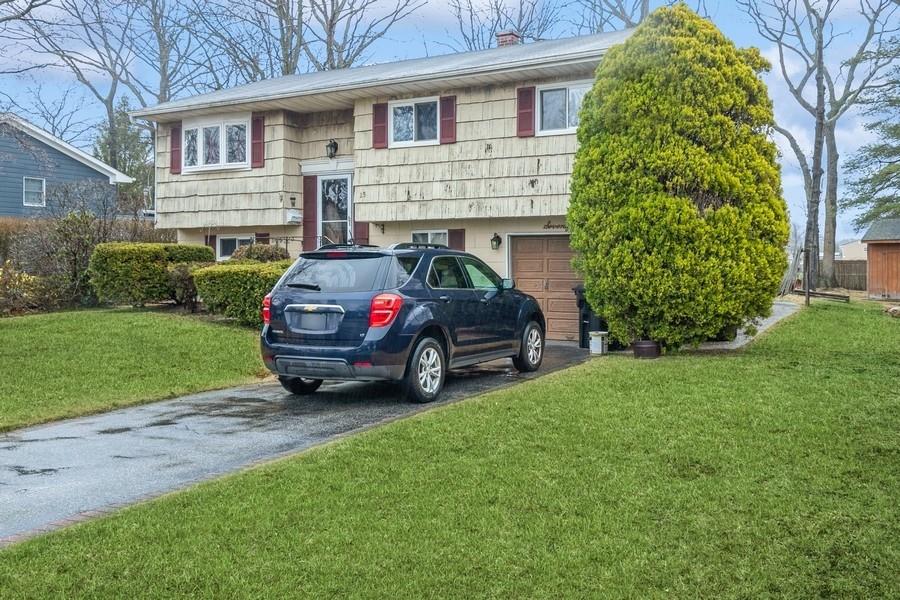 75 Harvest Lane, West Islip, New York image 2