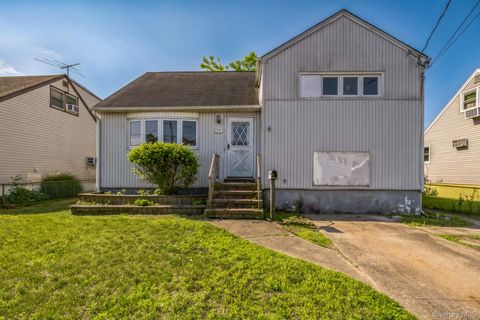 Photo of 39 Layton Street, Freeport, NY 11520 (MLS # 883973) Photo of 39 Layton Street, Freeport, NY 11520 (MLS # 883973)