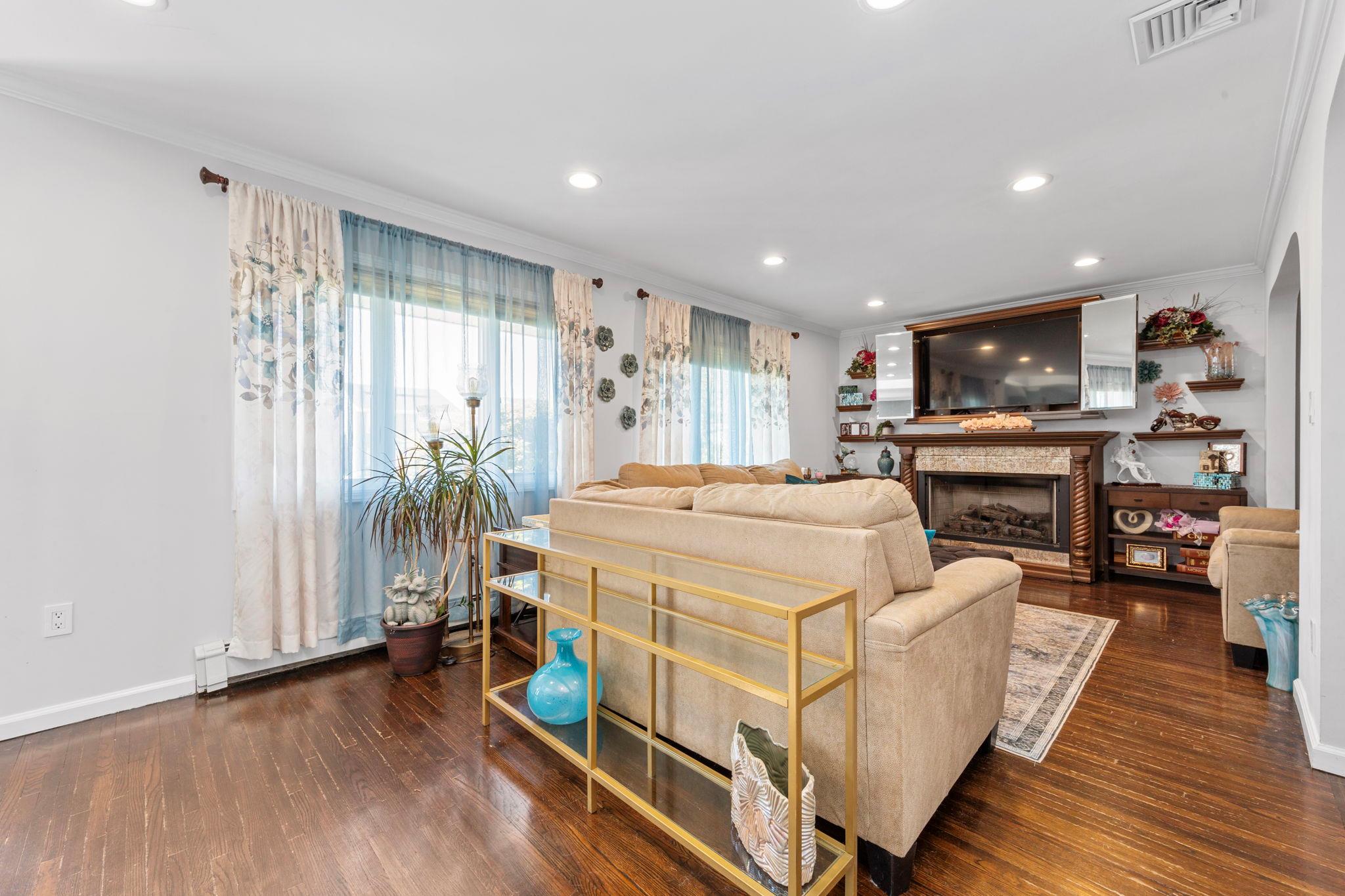 3585 Centerview Avenue, Wantagh, New York image 7