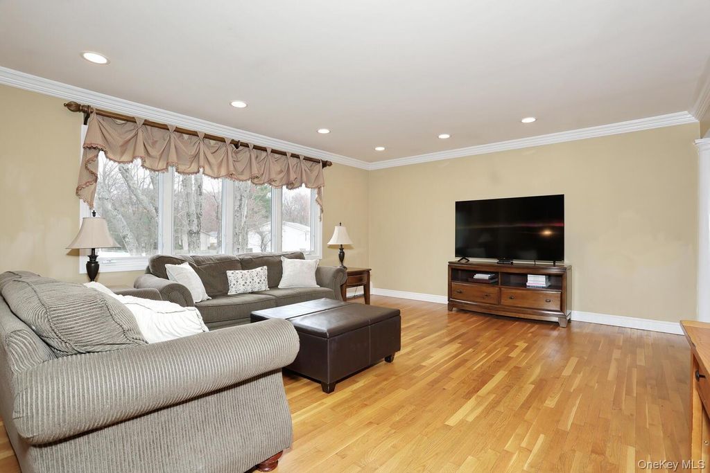 Photo of 38 Westlyn Drive, Bardonia, NY 10954 (MLS # 969917)