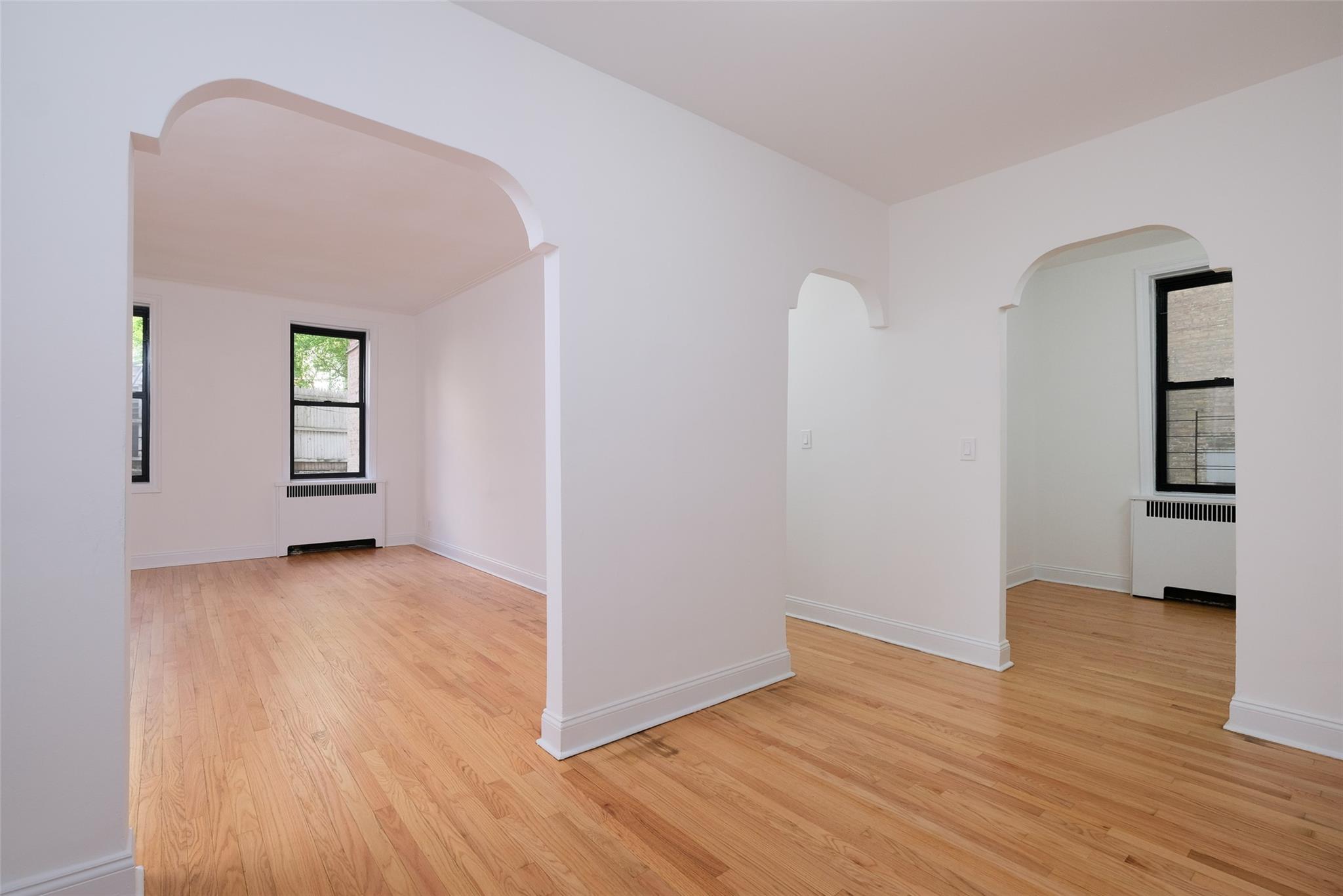 E Mosholu Parkway 1-A, Bronx, New York - 2 Bedrooms  
1 Bathrooms  
4 Rooms - 