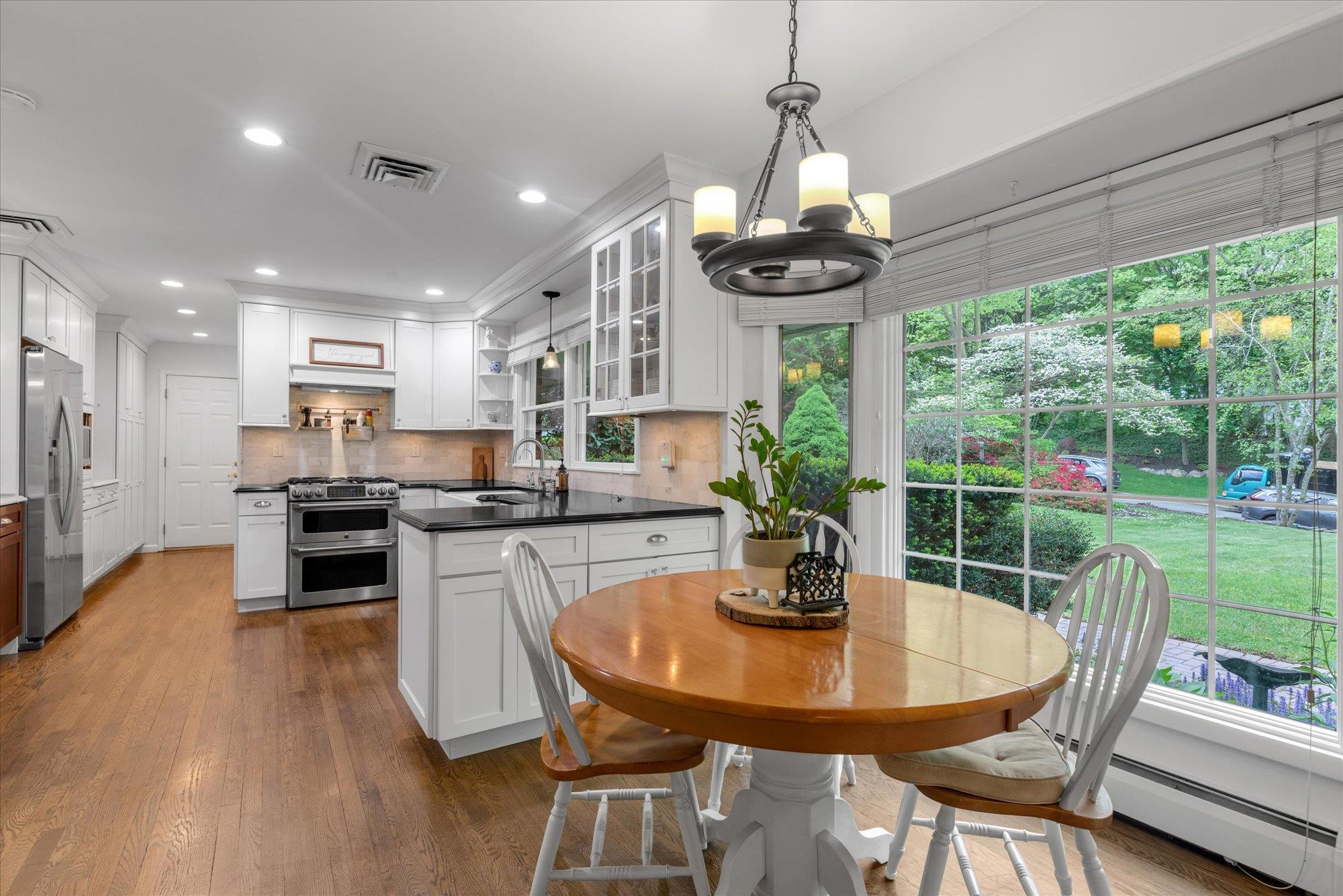 17 Bramble Lane, Melville, New York image 2