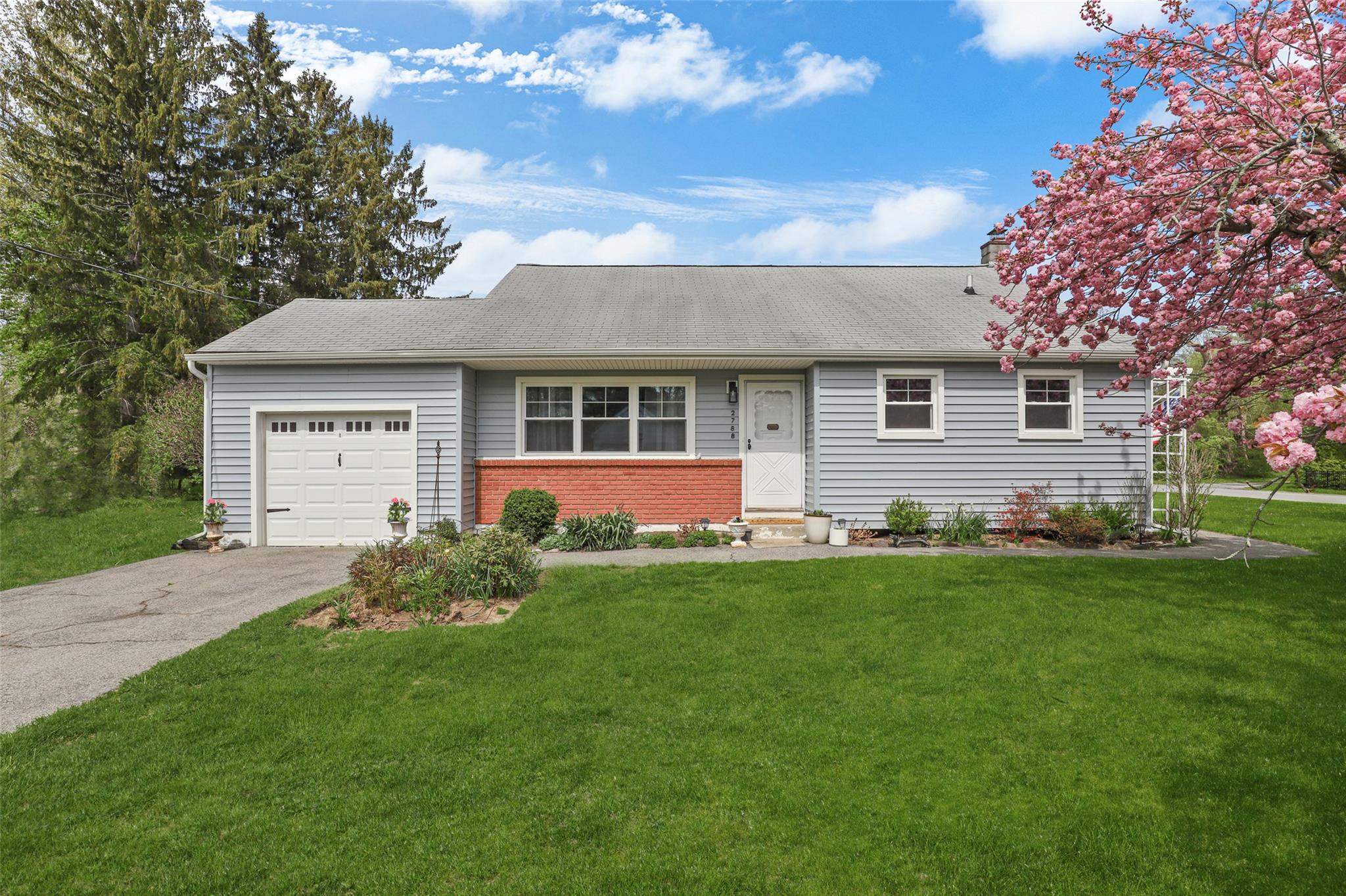 Property for Sale at Hedge Street, Yorktown Heights, New York - Bedrooms: 3 
Bathrooms: 1 
Rooms: 6  - $625,000