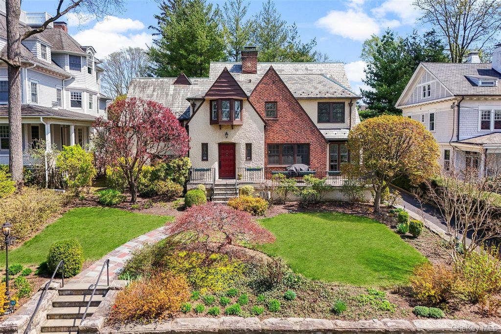 Photo of 210 Cliff Avenue, Pelham, NY 10803 (MLS # 983002)