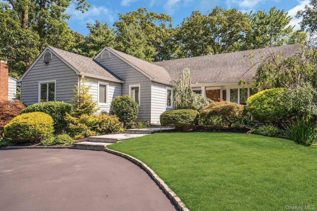 Photo of 33 McCulloch Drive, Dix Hills, NY 11746 (MLS # 1062330)