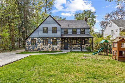 Photo of 11 Brook Lane, Great Neck, NY 11023 (MLS # 989357)