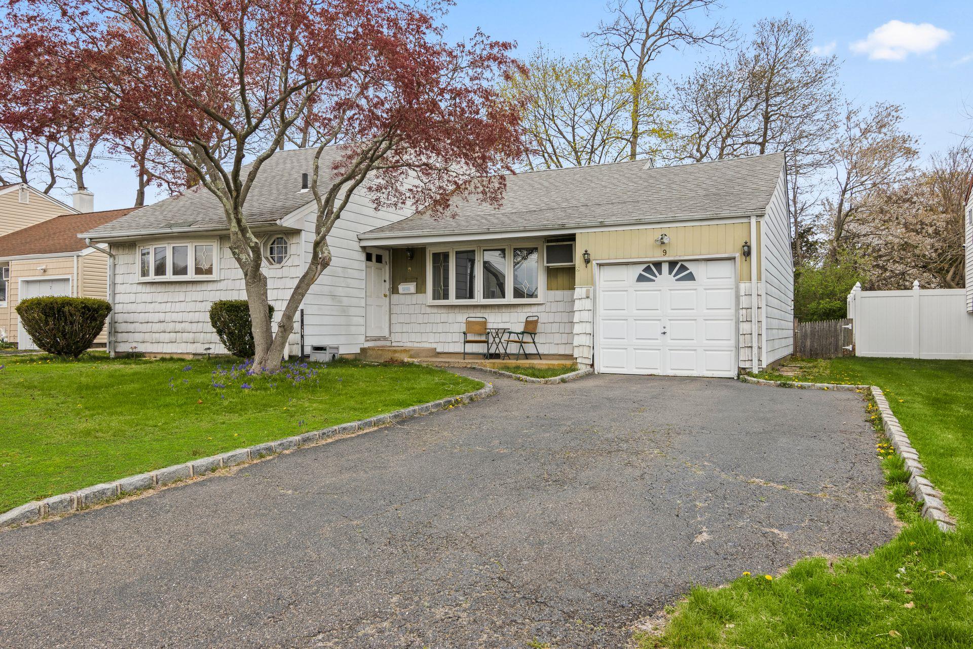 9 Thomas Drive, North Babylon, New York image 1