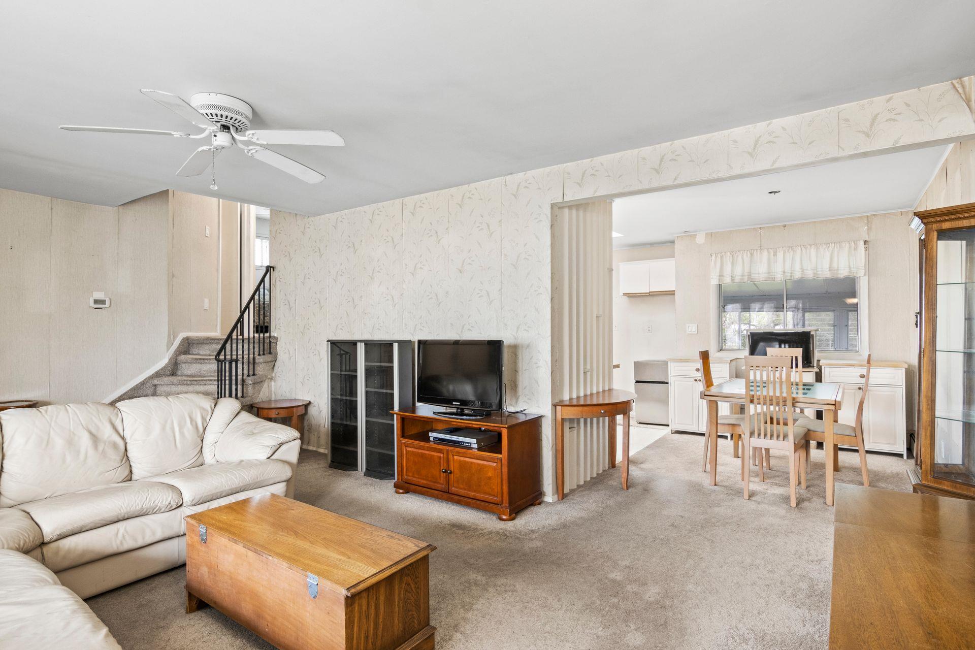 9 Thomas Drive, North Babylon, New York image 4