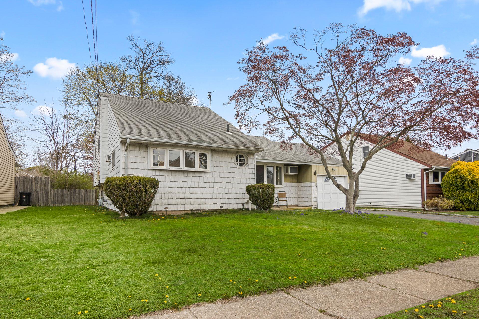 9 Thomas Drive, North Babylon, New York image 2