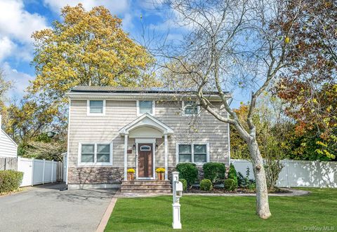 Photo of 785 Franklyn Avenue, Bohemia, NY 11716 (MLS # 932237)