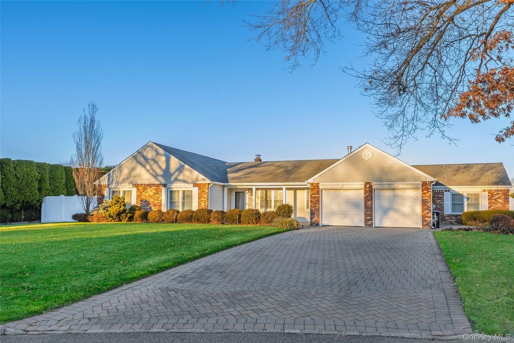 Photo of 6 Hillview Court, Commack, NY 11725 (MLS # 948314)