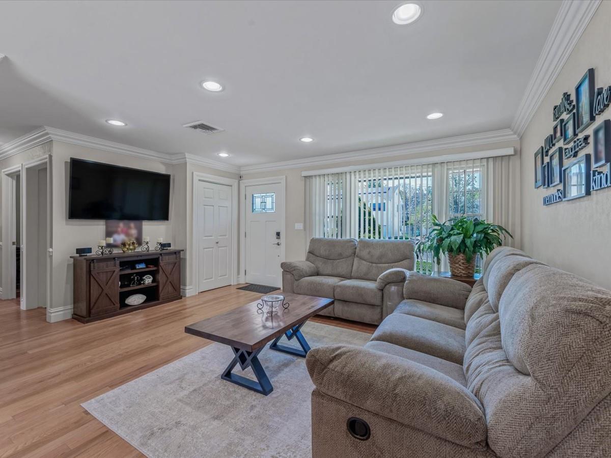 1015 Barrie Avenue, Wantagh, New York image 4