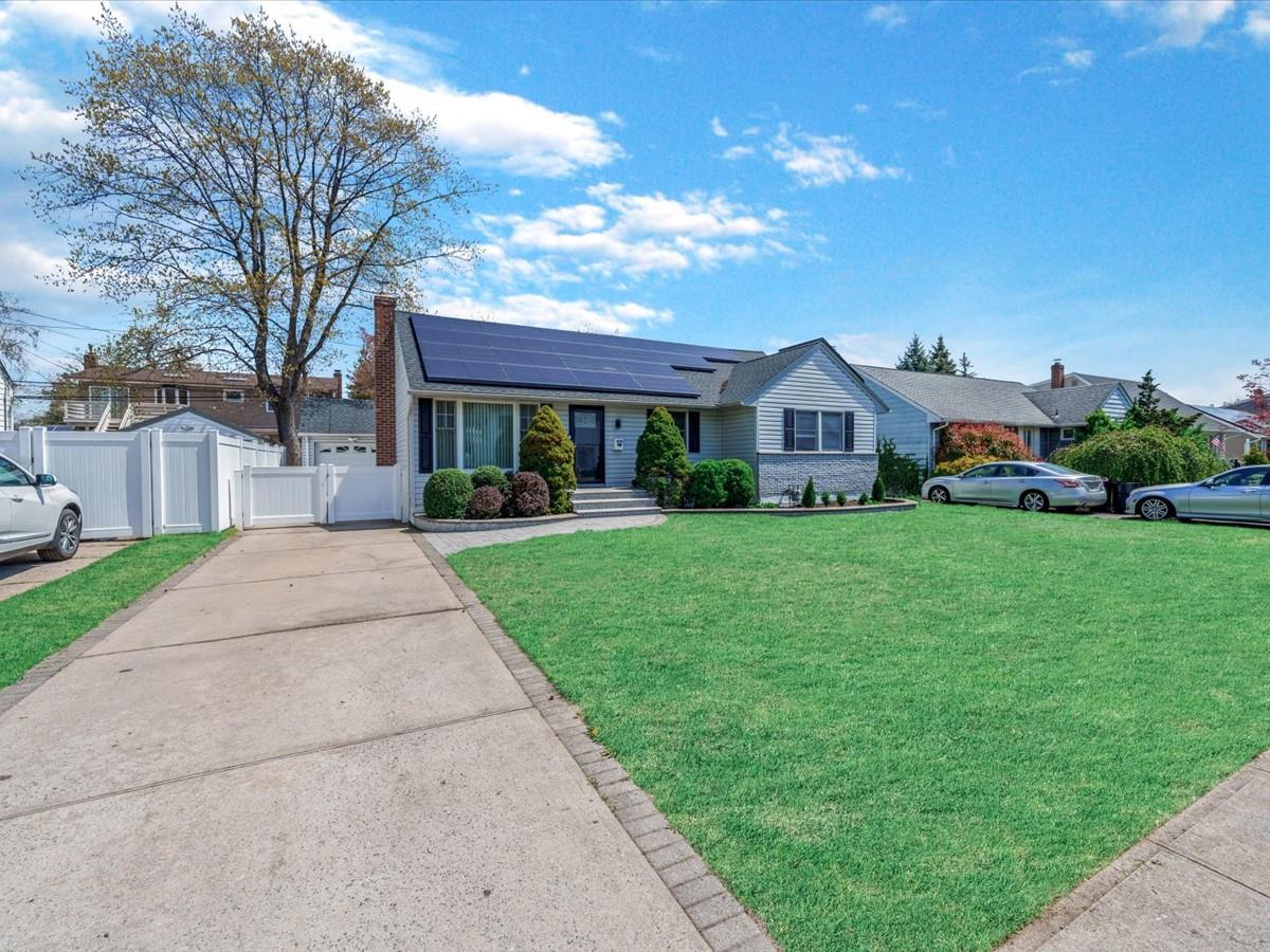 1015 Barrie Avenue, Wantagh, New York image 2