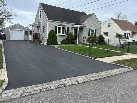 Photo of 1258 Jackson Avenue, Lindenhurst, NY 11757 (MLS # 989626)