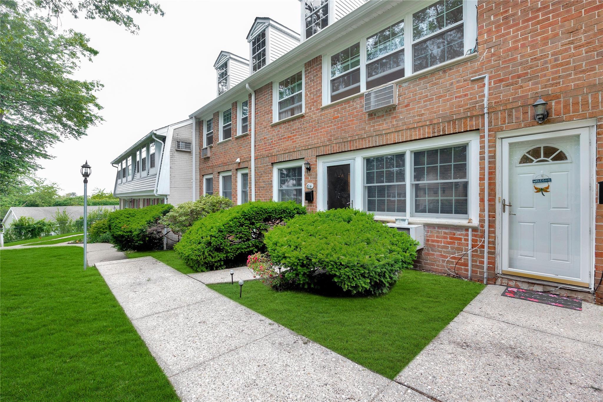 615 Towne House Village #615, Hauppauge, New York image 2