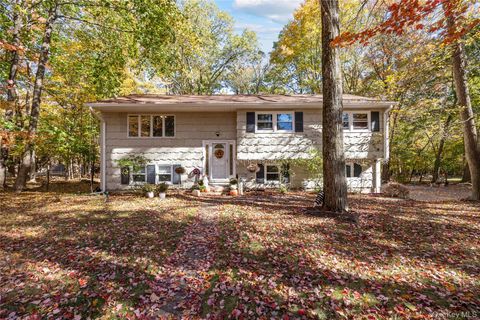 Photo of 19 Apple Blossom Court, Airmont, NY 10952 (MLS # 926969)