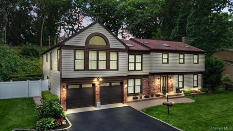 Homes For Sale - 10 Burham Drive<br/> Smithtown, NY 11787