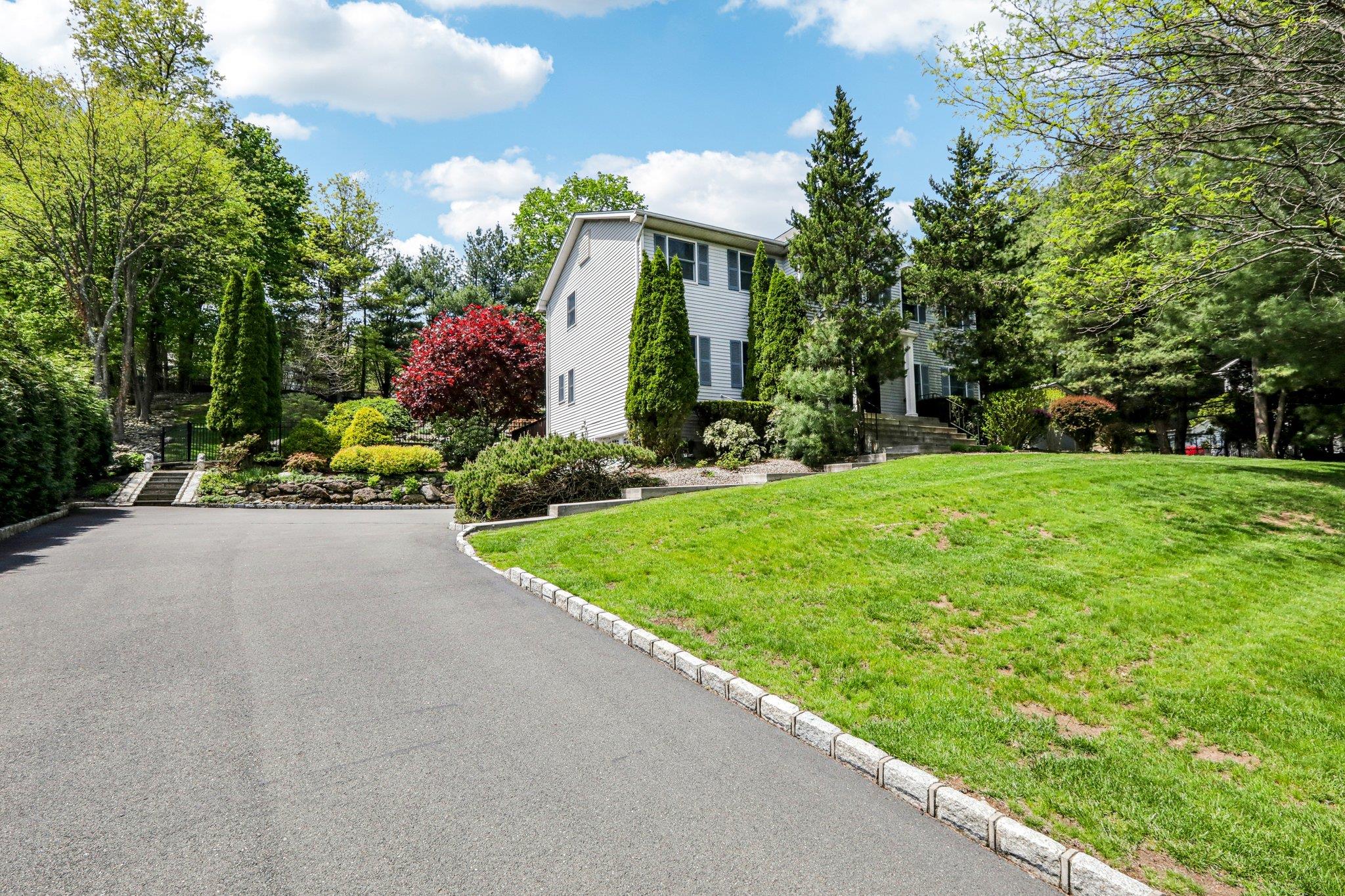 9 Carriage Lane, Nanuet, New York image 2