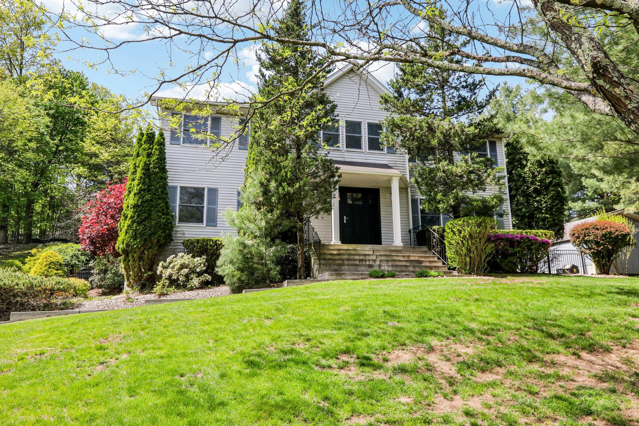 9 Carriage Lane, Nanuet, New York image 1