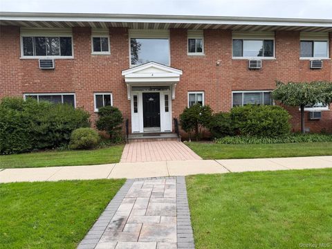 Photo of 8 wildwood gardens Gdns #G2, Port Washington, NY 11050 (MLS # 924579)