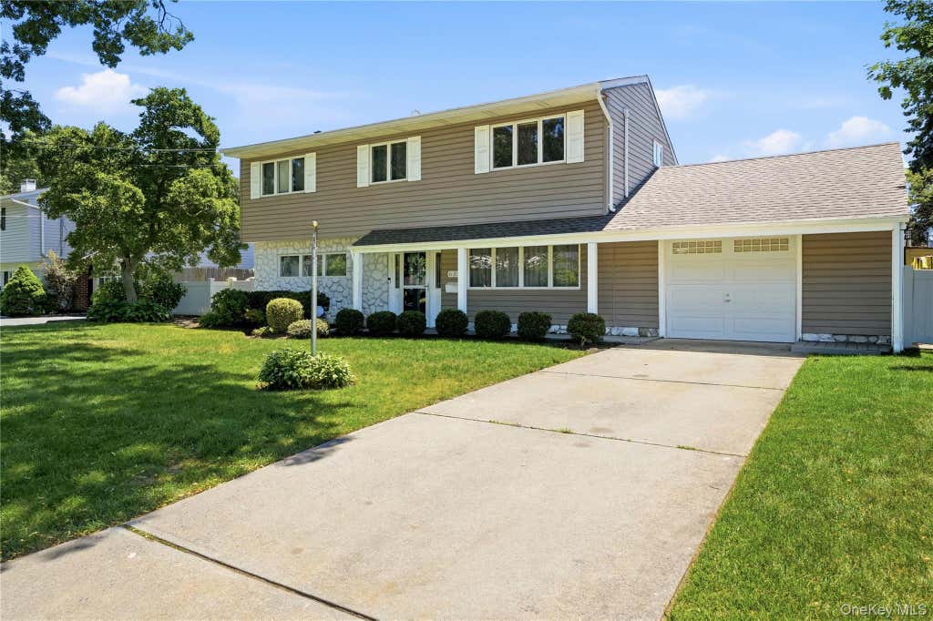 Photo of 634 Morrison Street, Babylon, NY 11702 (MLS # 1014472)
