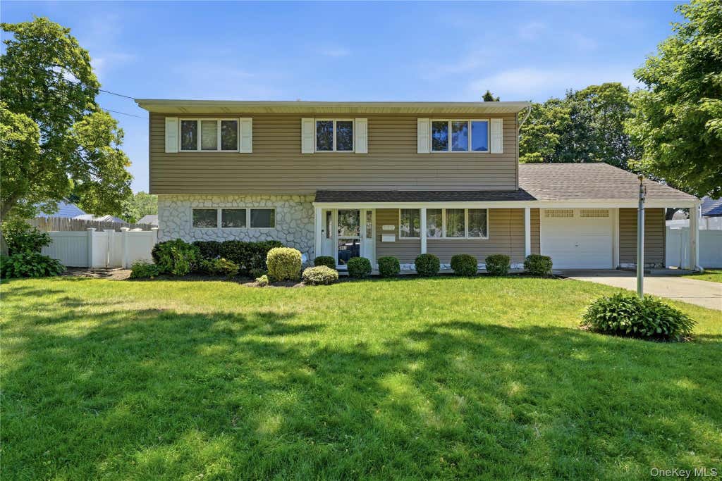 Photo of 634 Morrison Street, Babylon, NY 11702 (MLS # 1014472)