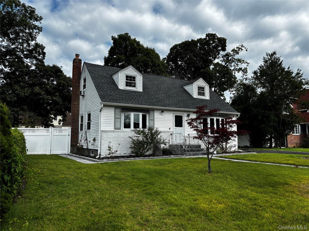 Photo of 105 Rutledge Road, North Babylon, NY 11703 (MLS # 1052399)