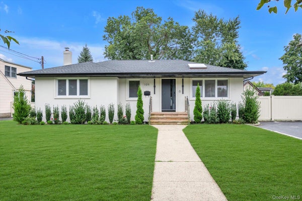 109 NASSAU DR, ALBERTSON, NY 11507 - Image beb67b2fbb37bb806f8e48a0a50b1f7f/2814326472