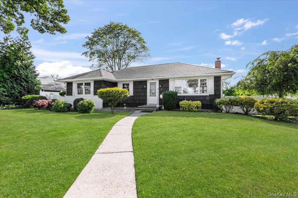 Photo of 5 Coronet Crescent, Bethpage, NY 11714 (MLS # 1011046)